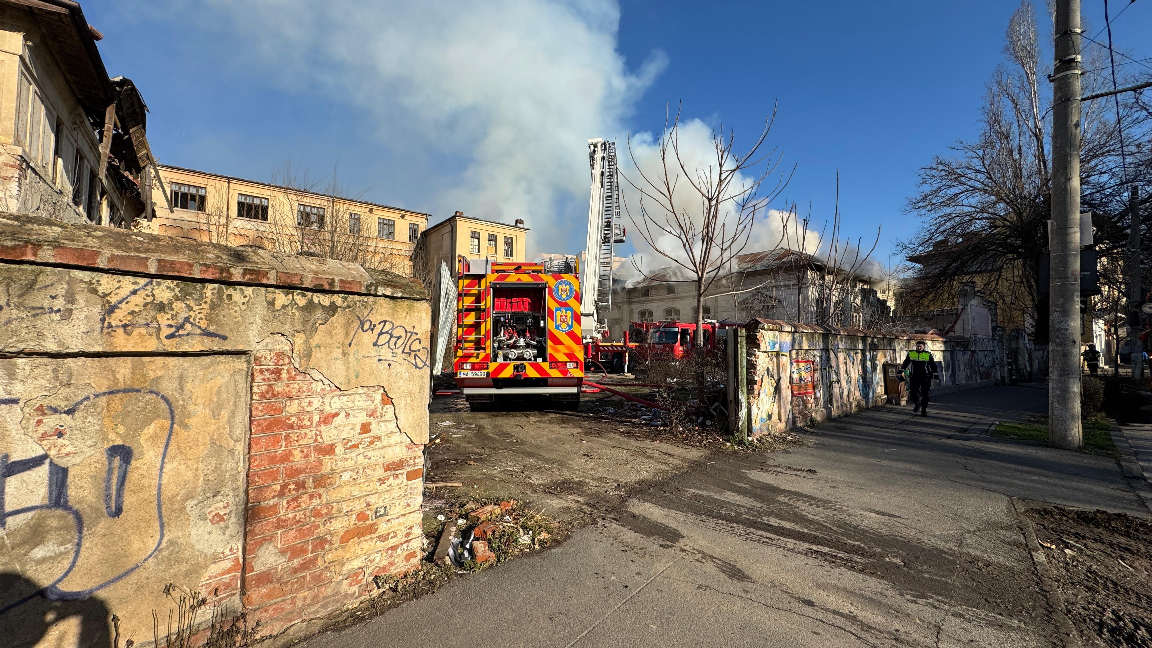 Incendiu la o clădire a Liceului Timpuri Noi din Capitală. Sunt alertate zece autospeciale ISU