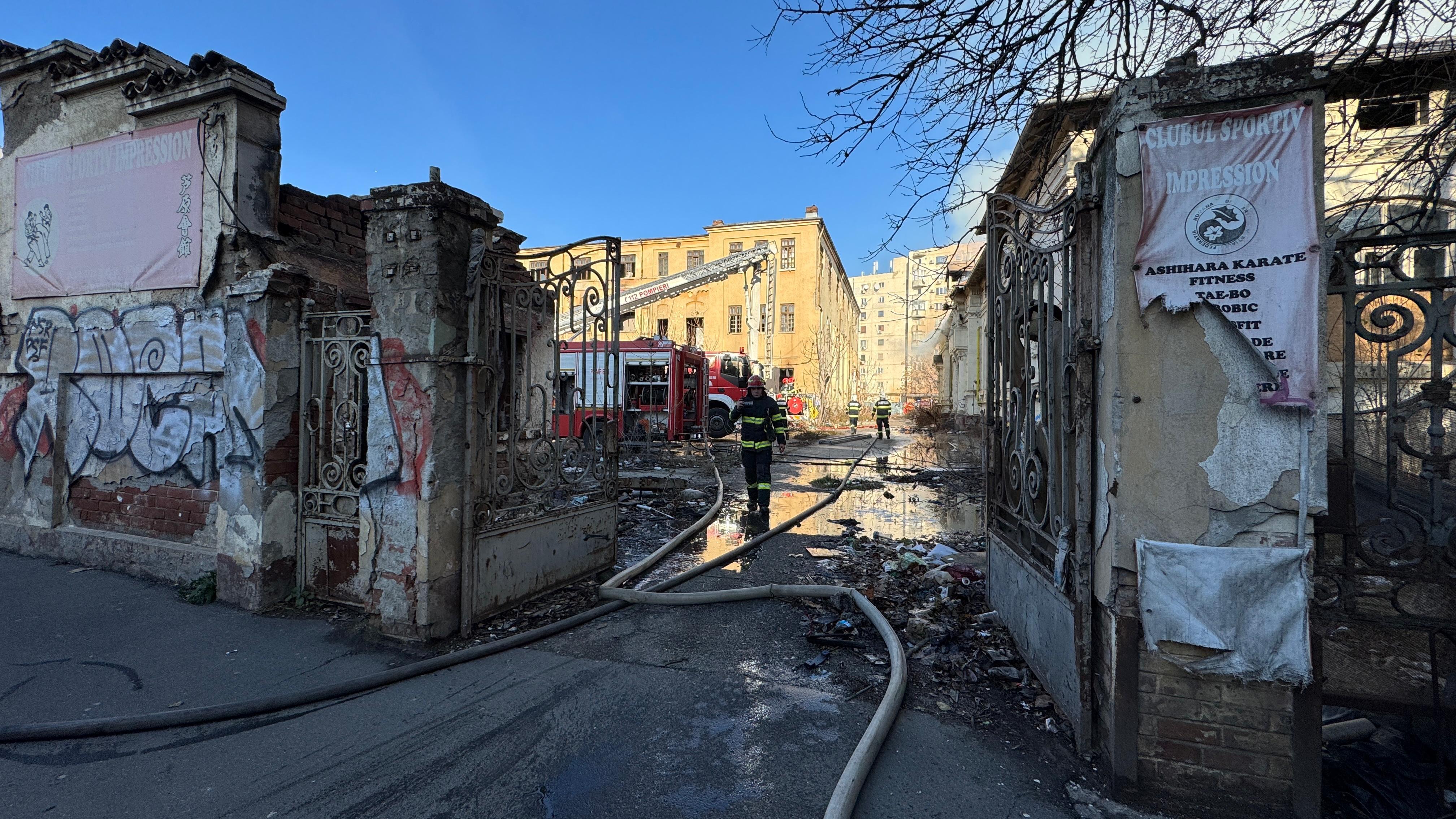 UPDATE Incendiu la o clădire a Liceului Timpuri Noi din Capitală