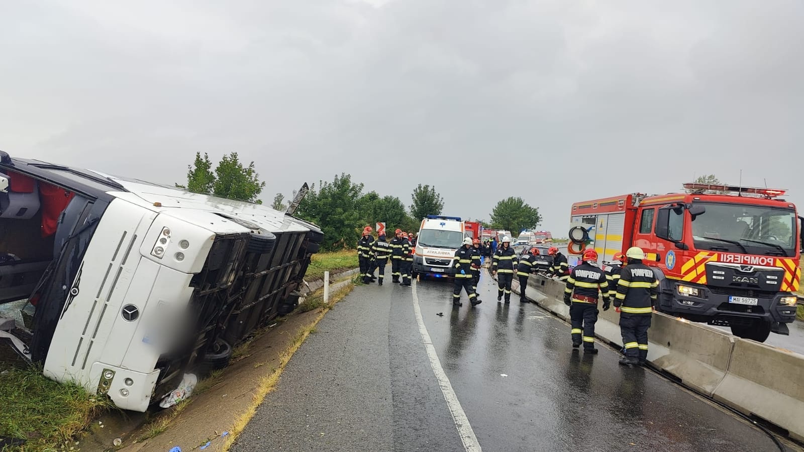 UPDATE: Plan Roșu în județul Cluj. Un autocar cu 30 de persoane s-a răsturnat