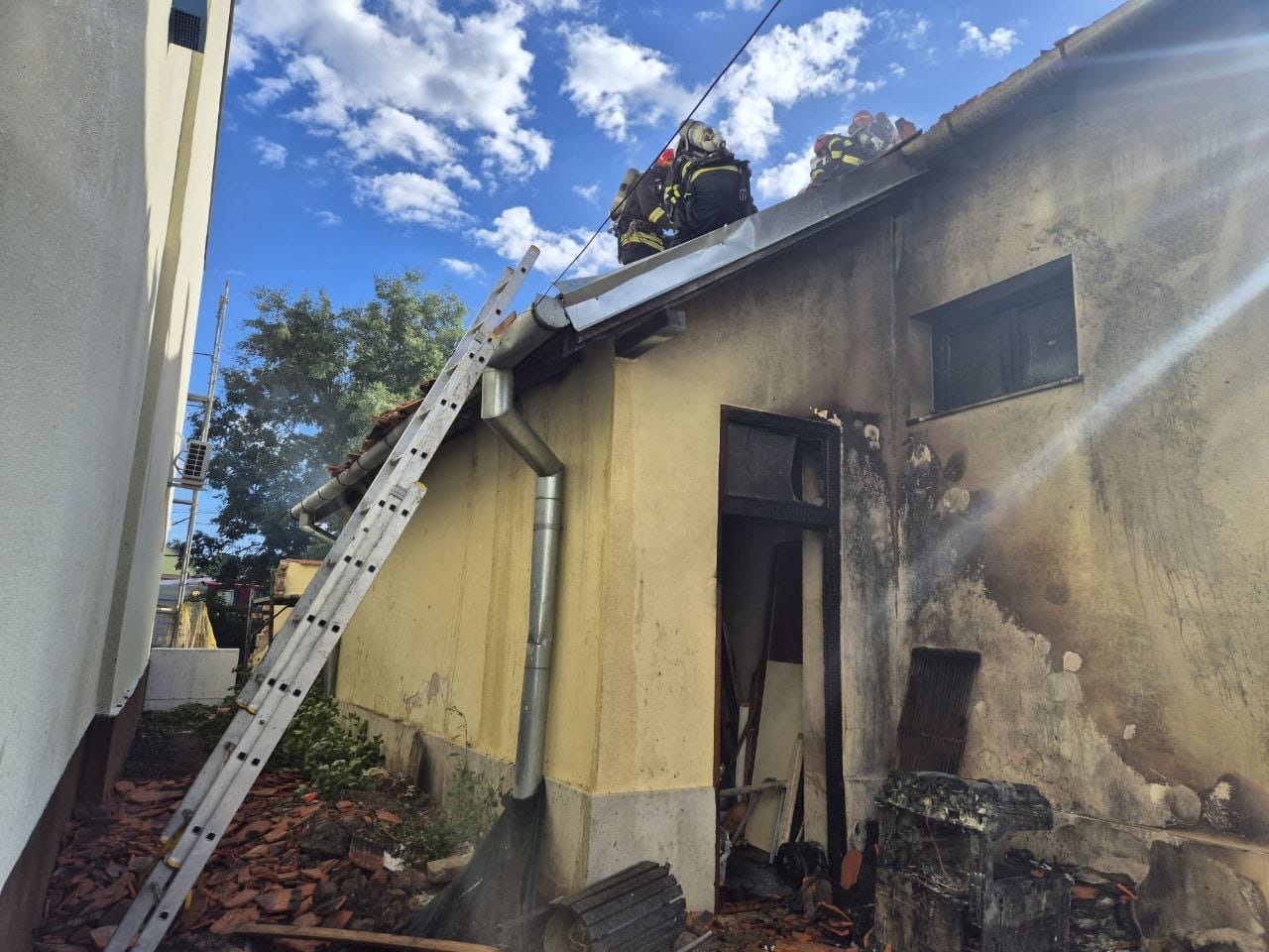UPDATE: Incendiu în curtea unei biserici din Dudeștii Noi, Timiș / Copii evacuați