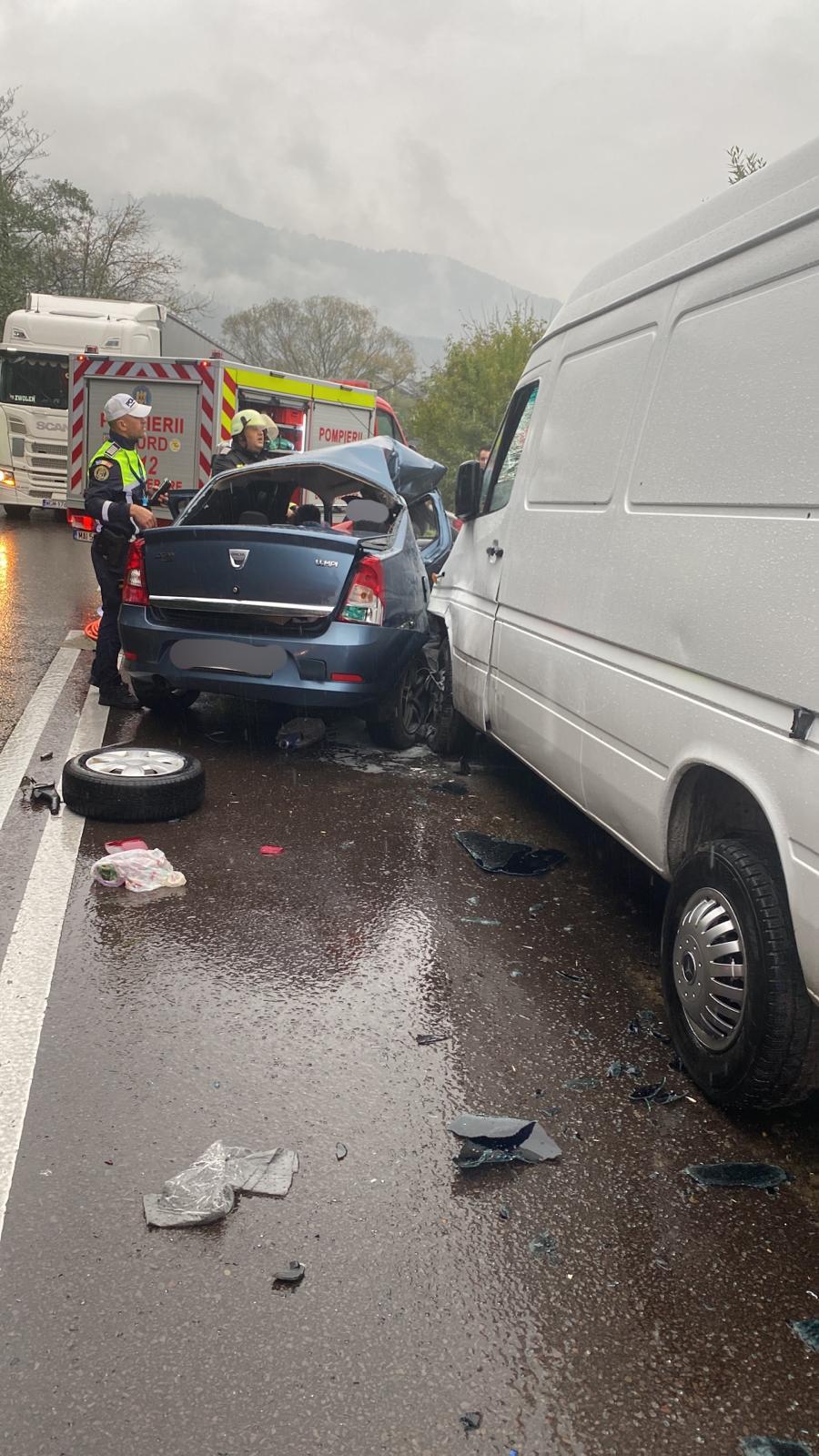 Accident grav pe Valea Oltului. Circulația mașinilor este blocată