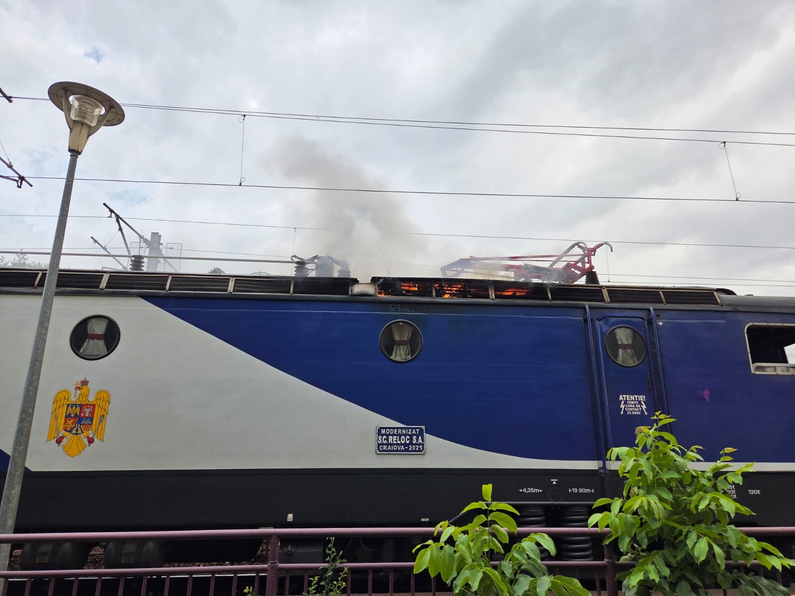 Incendiu la locomotiva unui tren cu 15 vagoane în Gara Palas